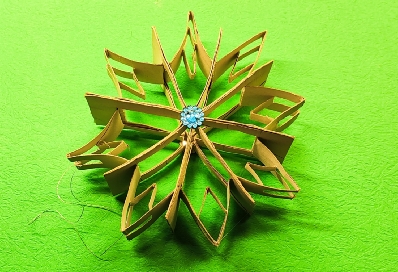 Making snowflakes from cardboard rolls